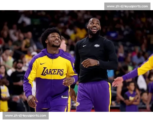 詹姆斯转发布朗尼扣篮训练:父子齐力见证成长! 詹姆斯转发布朗尼扣篮训练:父子齐力见证成长!